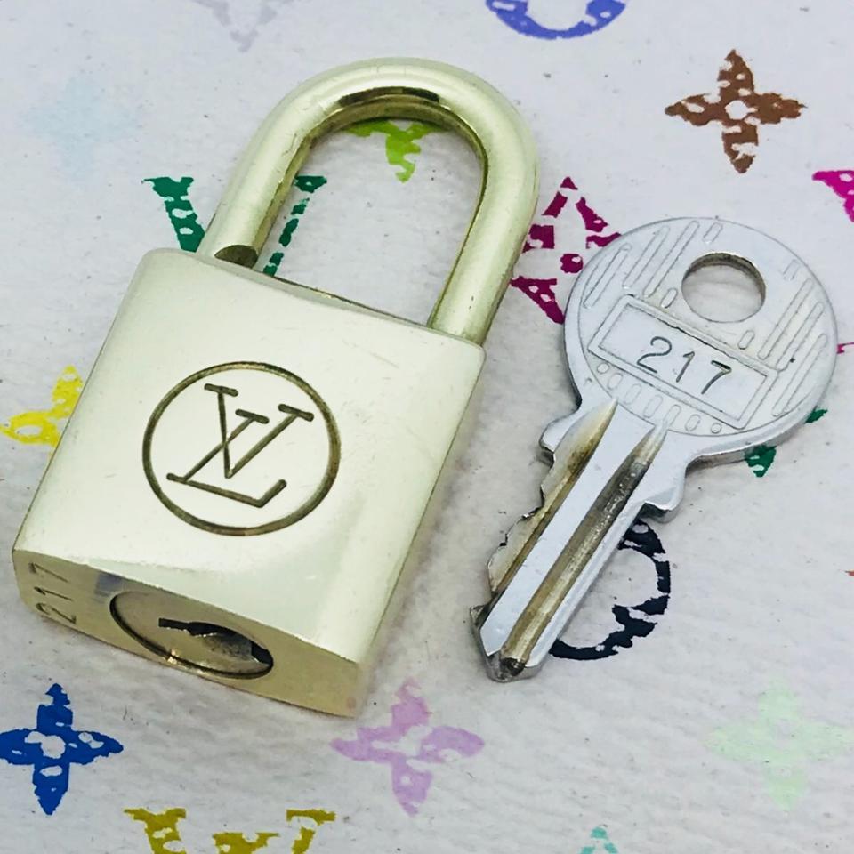 LOUIS VUITTON Polished Silver Lock and Key Set 200893