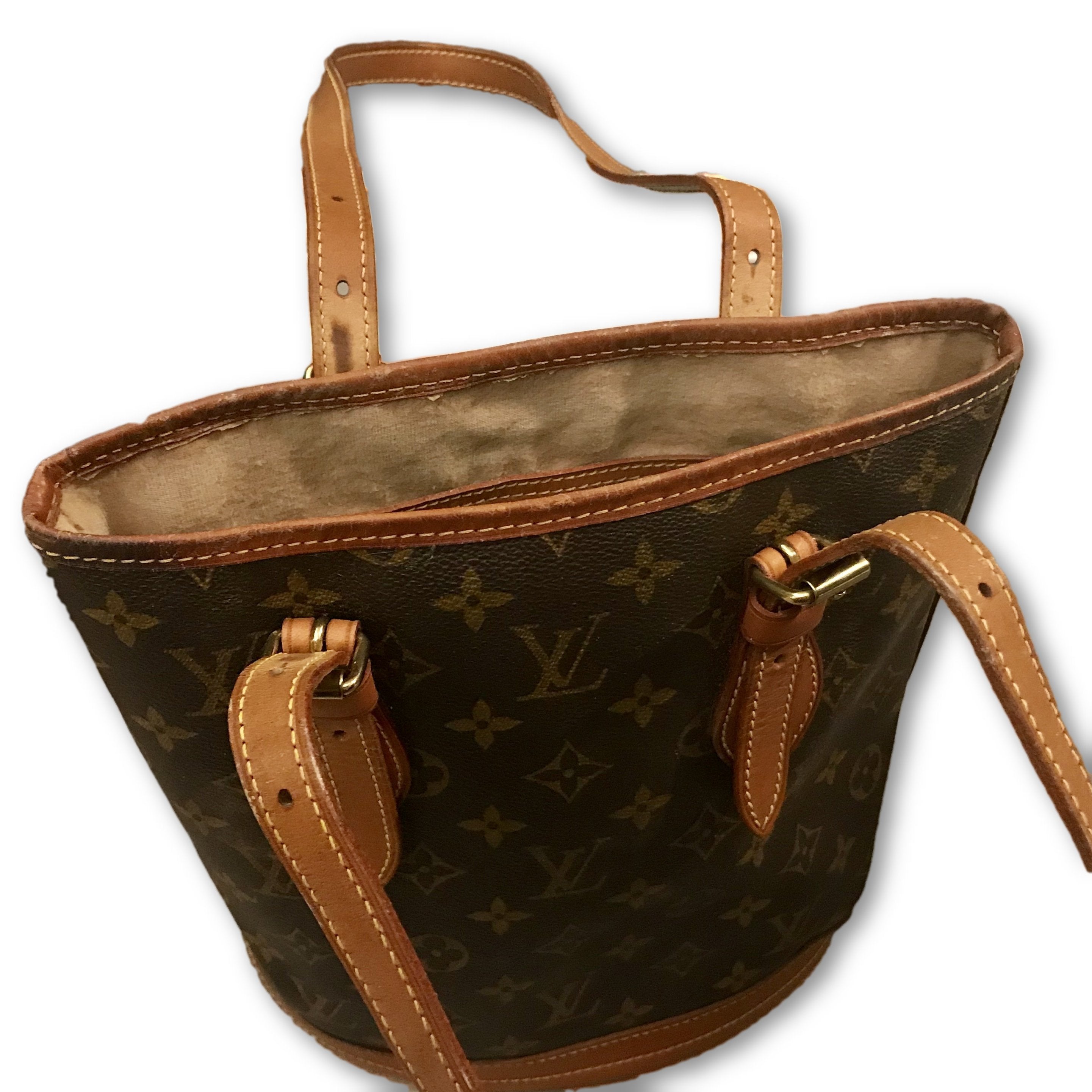 I bought a Louis Vuitton Néonoé bucket bag for my mother. This is
