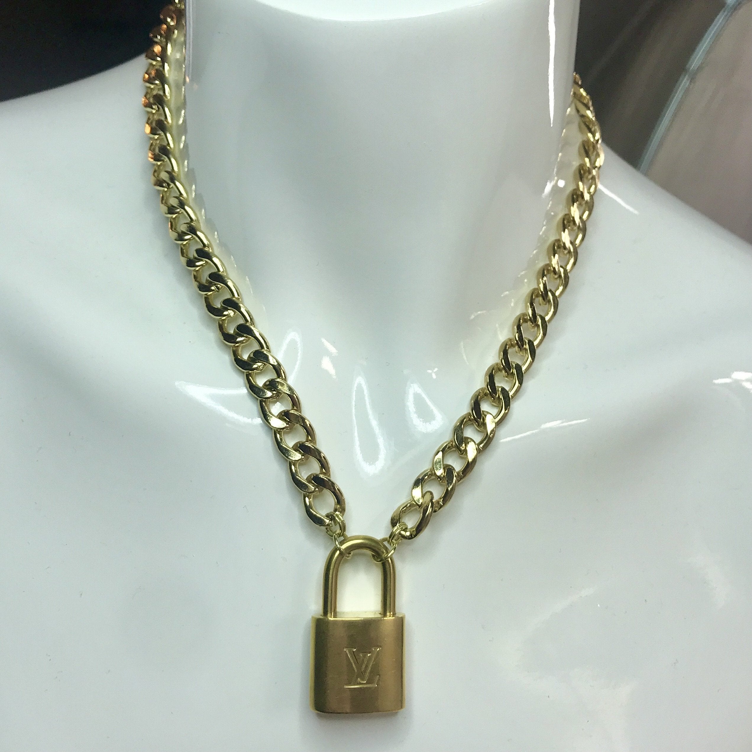 Louis Vuitton Goldtone Couture Safety Pin Key Holder and Bag Charm -  Yoogi's Closet