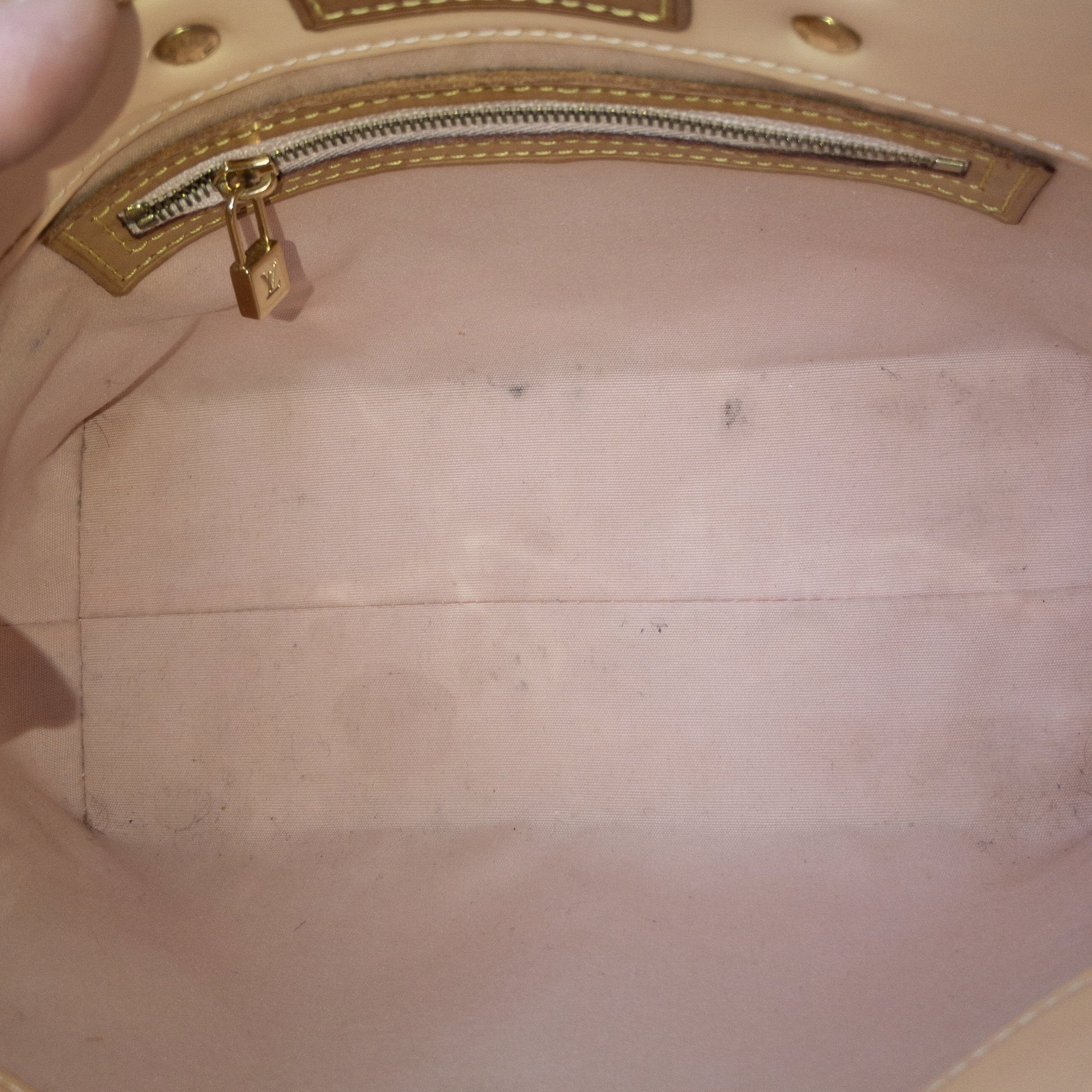 LOUIS VUITTON Vernis Mott Accessory Pouch Marshmallow Pink M91312 LV Auth  43040 Patent leather ref.943837 - Joli Closet