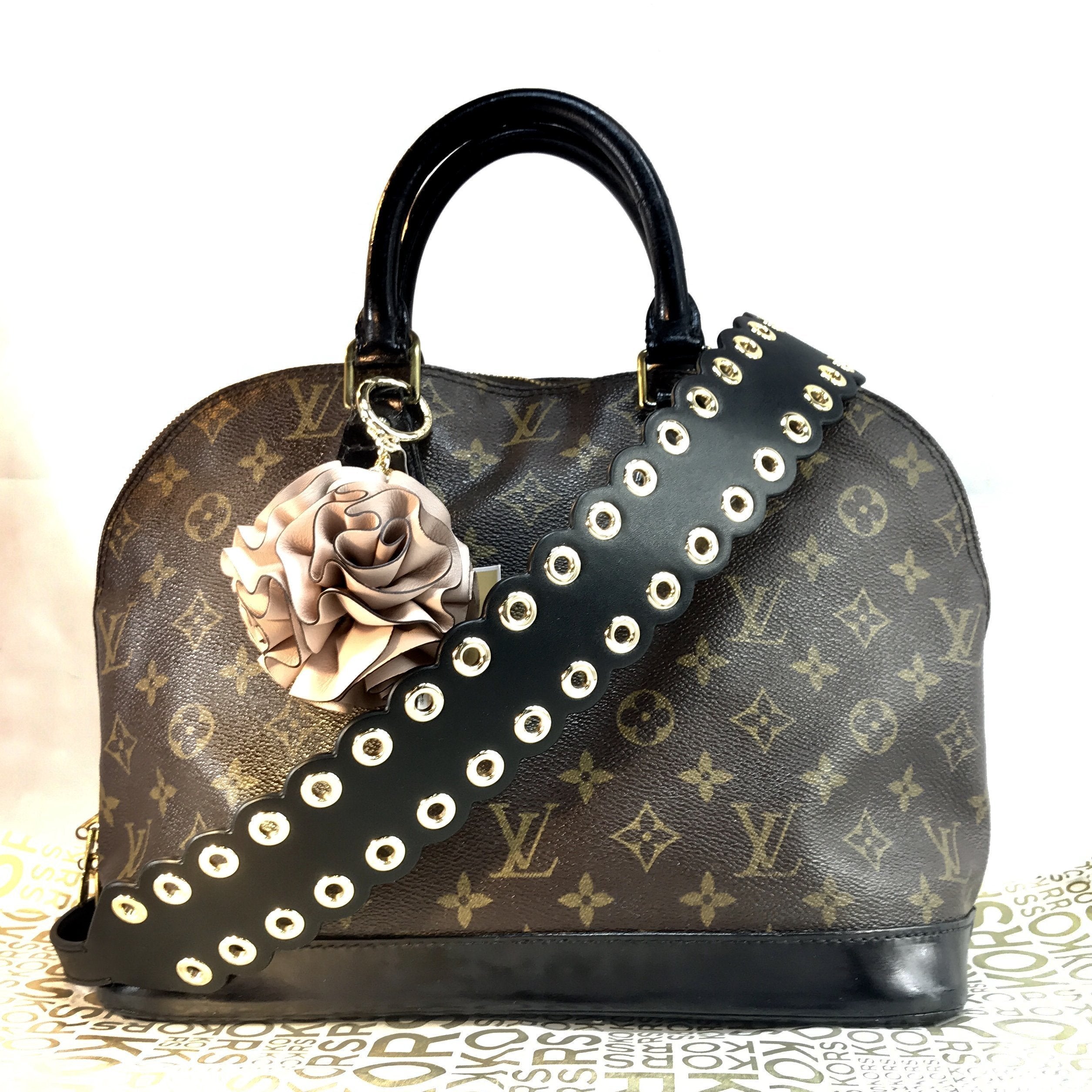 Custom bag charm with flower, an original mum gift idea • Cori Paris